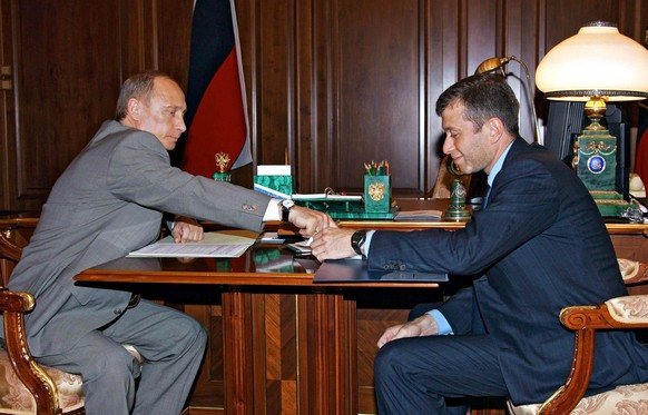 Russian President Vladimir Putin (L) gestures, as he talks to governor of Chukotka region Roman Abramovich during their meeting in the Kremlin, Friday 27 May 2005. EPA/VLADIMIR RODIONOV ITAR-TASS POOL ...