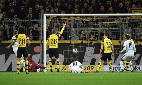 Nach der Hand-Annahme kann Kramer den Ball ins Dortmunder Tor schießen.