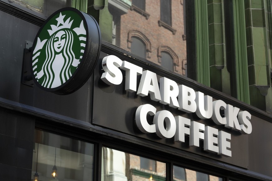 ARCHIV - 14.10.2022, USA, Boston: Das Starbucks-Logo ist in Boston zu sehen. Starbucks gibt am 02.02.2023 Zahlen f
