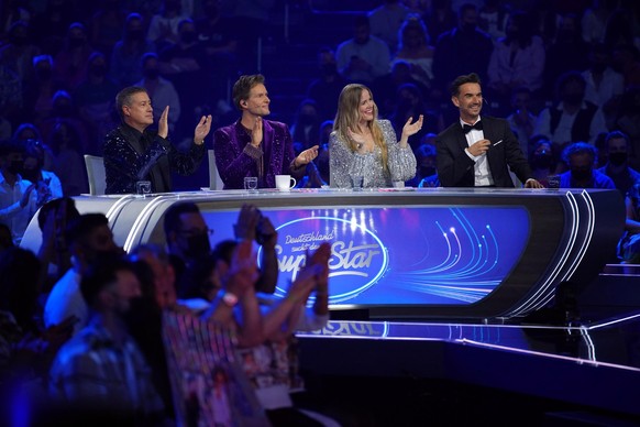 Die Jury mit Florian Silbereisen (r.), Ilse DeLange und Toby Gad plus Gast-Juror Joachim Llambi (l.).

Die Verwendung des sendungsbezogenen Materials ist nur mit dem Hinweis und Verlinkung auf RTL+ ge ...