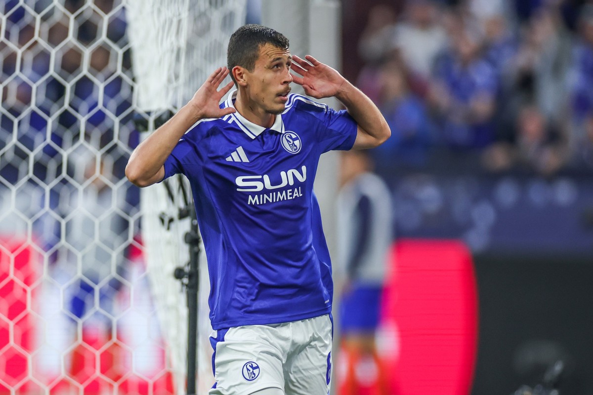 20.09.2024, Nordrhein-Westfalen, Gelsenkirchen: Fußball: 2. Bundesliga, FC Schalke 04 - Darmstadt 98, 6. Spieltag, Veltins Arena. Schalkes Ron Schallenberg jubelt nach seinem Tor zum 3:0. Foto: Tim Re ...