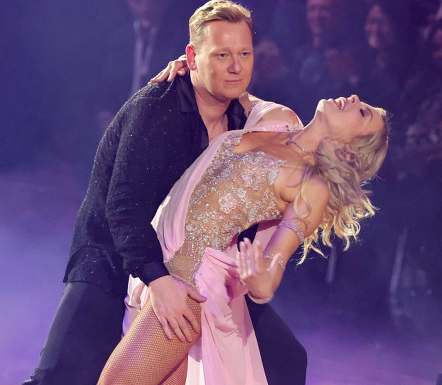 COLOGNE, GERMANY - FEBRUARY 24: Jens &#039;Knossi&#039; Knossalla and Isabel Edvardsson perform on stage during the first &quot;Let&#039;s Dance&quot; show at MMC Studios on February 24, 2023 in Colog ...