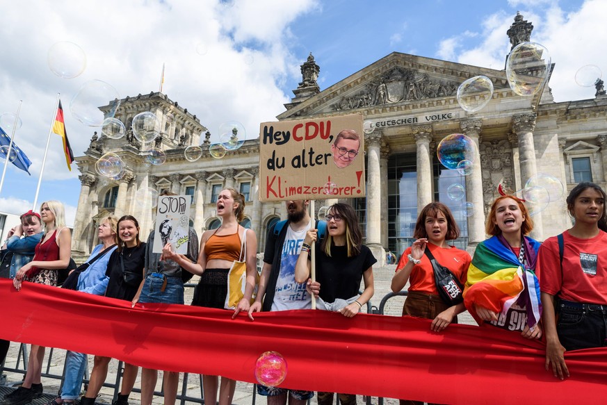Fridays for Future Kundgebung in Berlin Für den Klimaschutz demonstrieren Schüler auch am 28.06.2019 weltweit unter dem Motto Fridays for Future . In Berlin haben sich wieder einige hundert Schüler zu ...