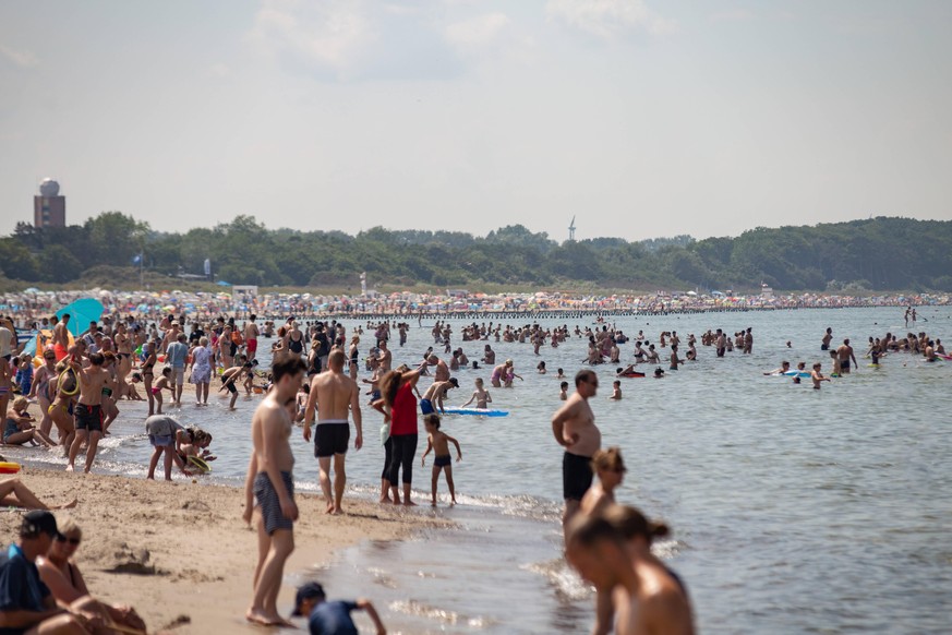 Gästeansturm an der Ostsee - Ferienbeginn in Coronazeiten, Bestes Strandwetter lockt tausende Urlauber an die Küste. Die Strände sind voll. Bildimpressionen vom Strand in Warnemuende am Samstag Mittag ...