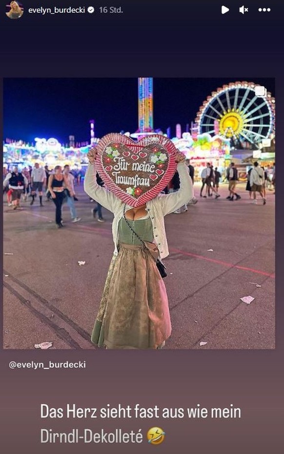 Evelyn Burdecki witzelt über ihr riesiges Lebkuchenherz.