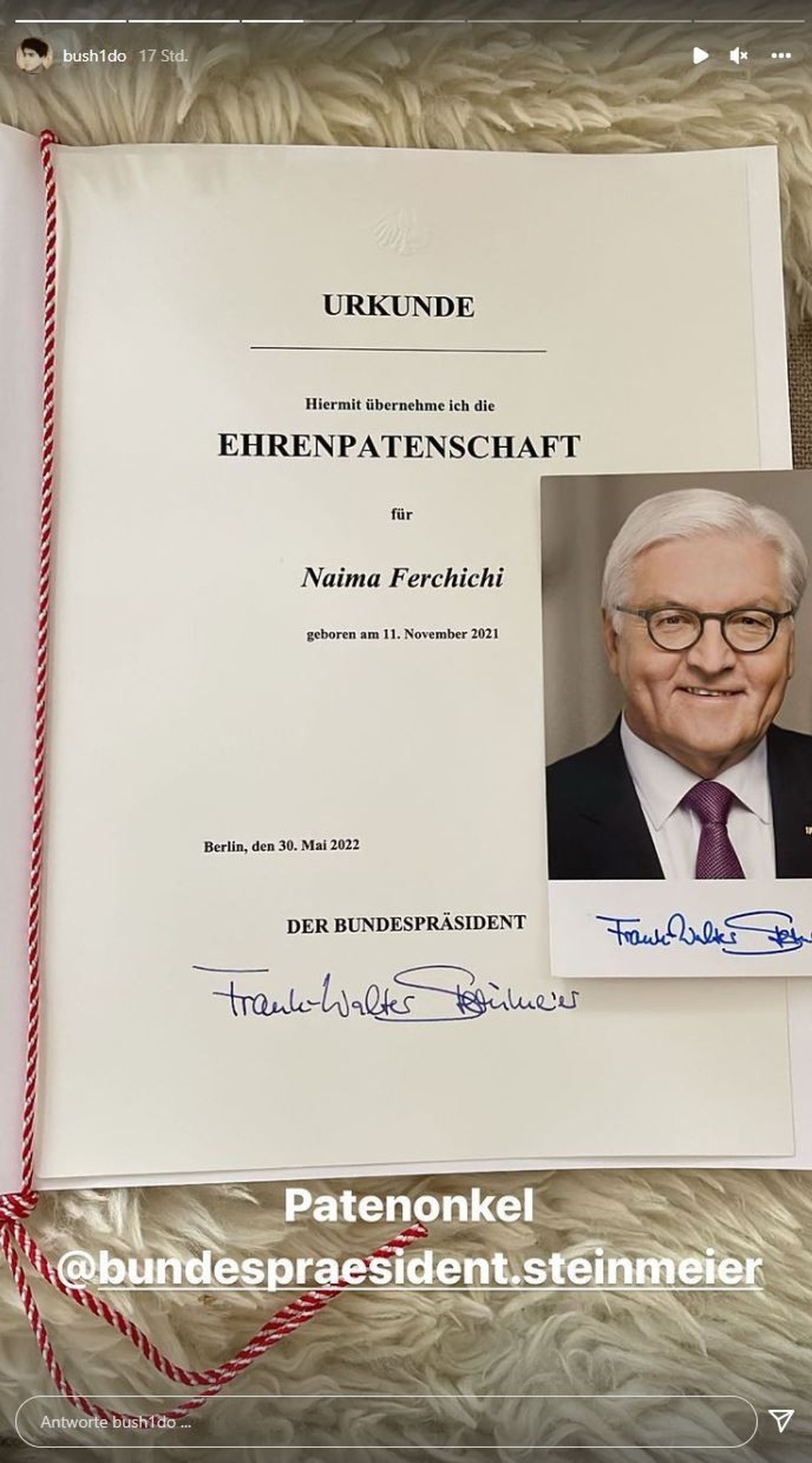 Stolz zeigt Bushido die Urkunde des Bundespräsidenten.