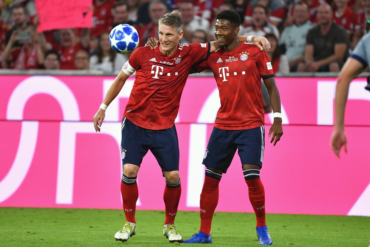 Bastian SCHWEINSTEIGER und David ALABA (Bayern Muenchen) machen waehrend des Spiels Spaesse, Aktion. Abschiedsspiel Bastian Schweinsteiger / FC Bayern Muenchen-Chicago Fire 4-0, am 28.08.2018 in Muenc ...