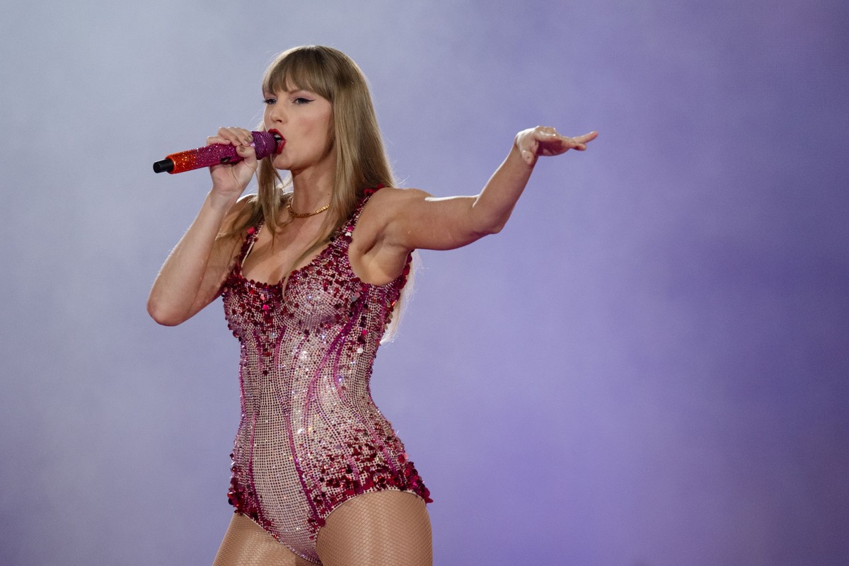 17.07.2024, Nordrhein-Westfalen, Gelsenkirchen: US-Sängerin Taylor Swift steht in der Veltins-Arena auf der Bühne. Es ist das erste Deutschland-Konzert im Rahmen ihrer «The Eras Tour». Foto: Marius Be ...