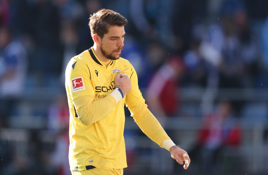 Fußball: Bundesliga, Arminia Bielefeld - Bayern München, 30. Spieltag in der Schüco-Arena. Bielefelds Torwart Stefan Ortega reagiert bei Spielende.