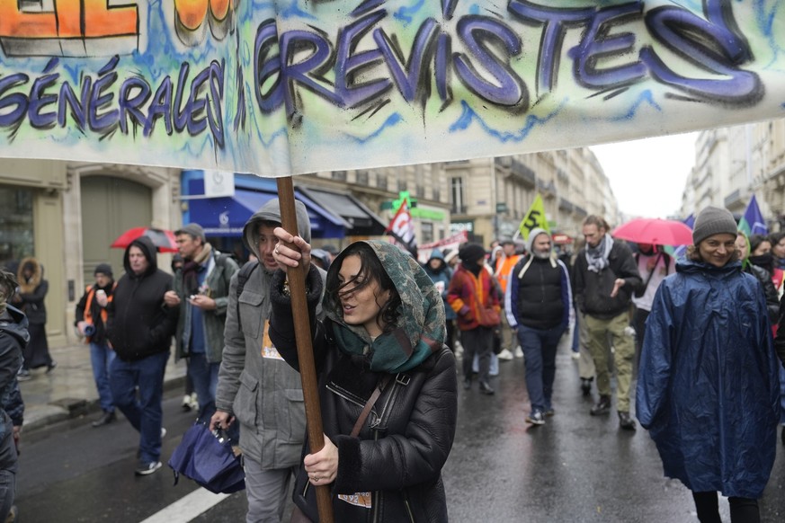 14.04.2023, Frankreich, Paris: Menschen ziehen im Rahmen eines Protests durch die Straßen. In Frankreich haben vor der Entscheidung des Verfassungsrats zur Rentenreform von Präsident Macron erneut Men ...