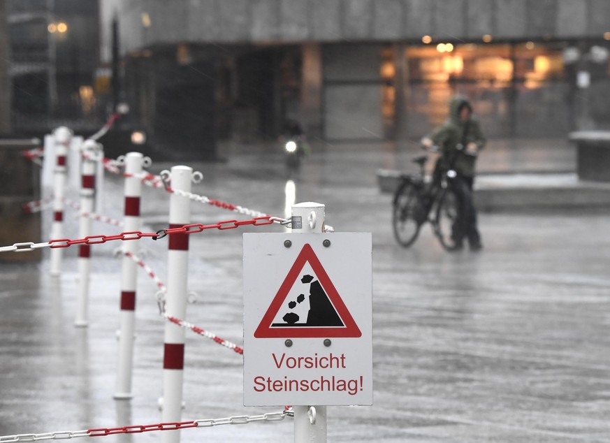 Teile des Domvorplatzes wurden für Fußgänger gesperrt. Der Wetterdienst hat für heute im südlichen Nordrhein-Westfalen eine Unwetterwarnung mit orkanähnlichen Böen und Starkregen vorhergesagt.