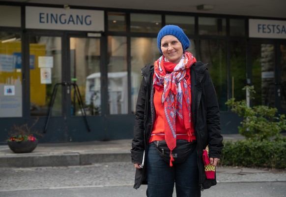 Barbara Breuer, Pressesprecherin der Berliner Stadtmission, steht vor dem Eingang der Einrichtung der Berliner Stadtmission in Mitte. (zu dpa &quot;Obdachlose in Corona-Zeiten: Auf dem Weg der Besseru ...