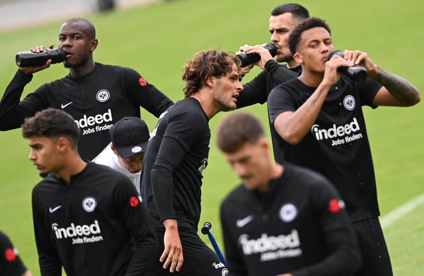 07.07.2022, Hessen, Frankfurt/Main: Ansgar Knauff (l-r), Evan Ndicka, Goncalo Paciencia, Ajdin Hrustic, Filip Kostic und Lucas Silva Melo nehmen am Training des Bundesligisten Eintracht Frankfurt am F ...