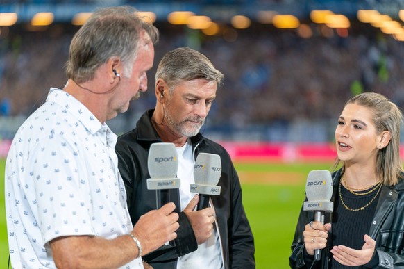 Oliver Kreuzer Karlsruher SC Geschaeftsfuehrer mit Sport 1 Moderatorin Jana Wosnitza und Peter Neururer Hamburger SV vs. Karlsruher SC, Fussball, 2. Bundesliga, Spieltag 7, Saison 2022/23, 03.09.2022  ...