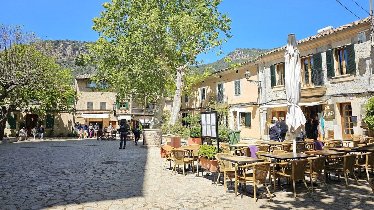 Valldemossa Themenfoto: Urlaub, Spanien, Mittelmeer, Balearen, Mallorca, Valldemossa, 02.05.2024 Cafe s und Restaurants laden den Besucher in Valldemossa ein, eine Pause einzulegen Themenfoto: Urlaub, ...