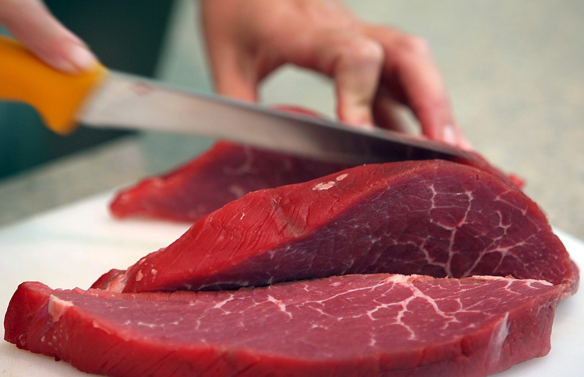 ARCHIV - 31.07.2007, Bonn: Rindfleisch wird geschnitten. Italien ist das erste Land in Europa, das die Herstellung und den Verkauf von Laborfleisch einführt. (zu dpa «Italien verbietet Herstellung und ...