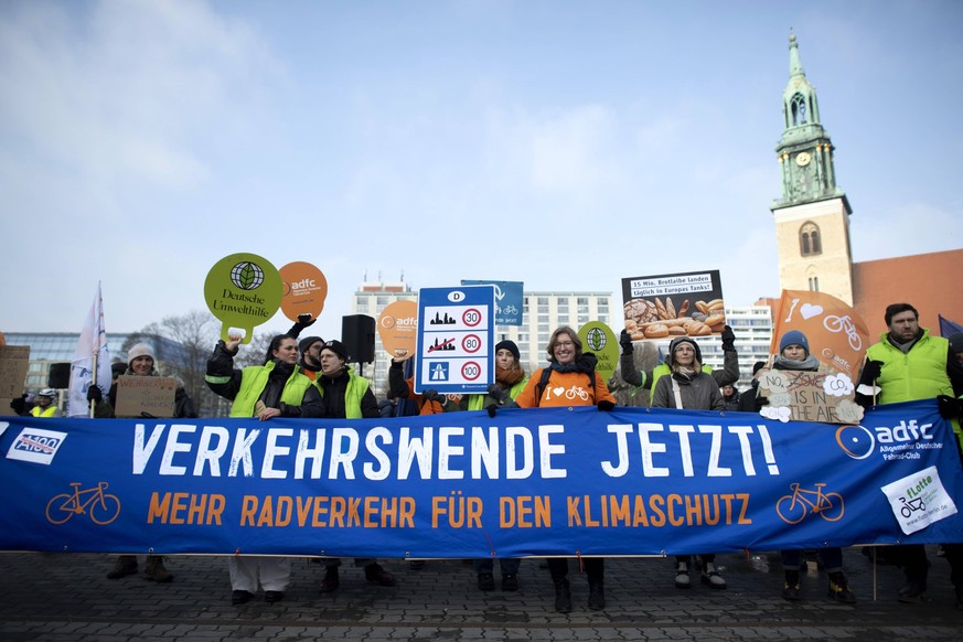 Fridays for Future DEU, Deutschland, Germany, Berlin, 10.02.2023 Demonstranten der Fridays For Future Bewegung mit Transparent Verkehrswende Jetzt Mehr Radverkehr fuer den Kilmaschutz vom adfc bei der ...