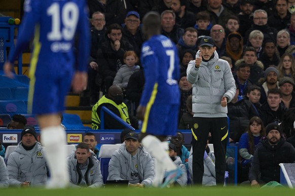Thomas Tuchel head coach of Chelsea gives instructions during the UEFA Champions League Quarter Final Leg One match between Chelsea FC and Real Madrid at Stamford Bridge on April 6, 2022 in London, Un ...