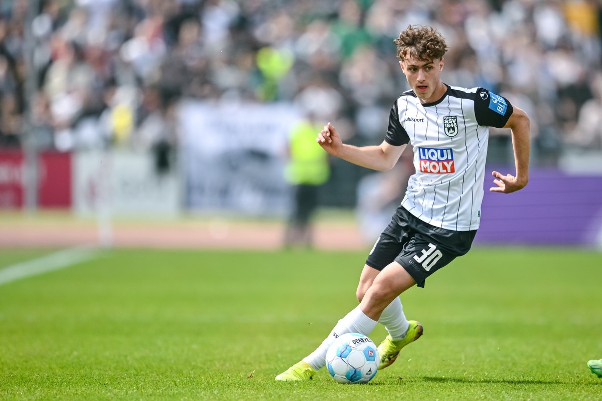 ARCHIV - 18.05.2025, Baden-Württemberg, Ulm: Fußball: 2. Bundesliga, SSV Ulm 1846 - Preußen Münster, 34. Spieltag, Donaustadion. Ulms Maurice Krattenmacher in Aktion. (zu dpa: «FC Bayern mit Krattenma ...