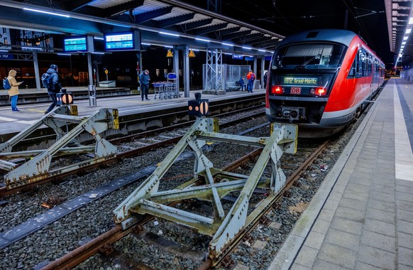 22.01.2024, Mecklenburg-Vorpommern, Rostock: Eine S-Bahn der Deutschen Bahn (DB) steht an einem Bahnsteig im Hauptbahnhof. Die Lokführergewerkschaft GDL hat die Beschäftigten der Deutschen Bahn zum nä ...