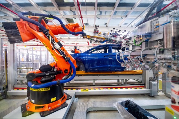 Roboter montieren im VW-Werk Bauteile des ID.4. Volkswagen hat in seinem Werk im ostfriesischen Emden mit der Serienfertigung des vollelektrischen Kompakt-SUV ID.4 begonnen. Nach der Anlaufphase solle ...