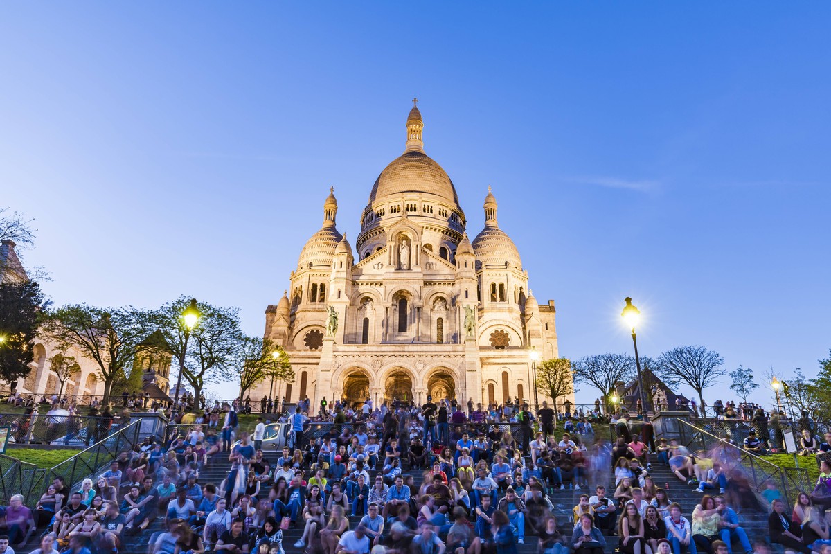 France, Paris, Montmartre, Sacre-Coeur de Montmartre and tourists, WD04825
