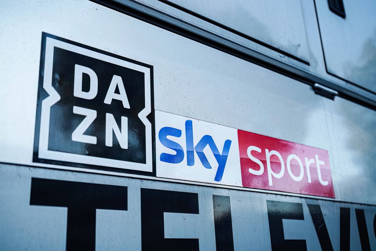 Logo von DAZN und Sky Themenfoto, Themenbild, Symbolfoto, Symbolbild, Stockfoto GER, SV Werder Bremen vs. Bayer 04 Leverkusen, Fussball, Bundesliga, Spieltag 8, Spielzeit 2024/25, 26.10.2024 DFL REGUL ...
