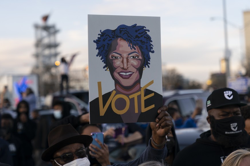 Für die Demokraten das Gesicht des Doppelsieges in Georgia: Stacey Abrams, die sich über Jahre dafür eingesetzt habt, dass mehr Afroamerikaner überhaupt wählen gehen.