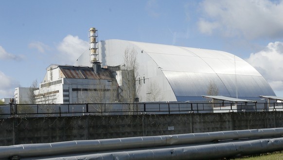 ARCHIV - 27.04.2021, Ukraine, Chernobyl: Ein Schutzbau bedeckt den explodierten Reaktor im Kernkraftwerk Tschernobyl. (zu dpa: