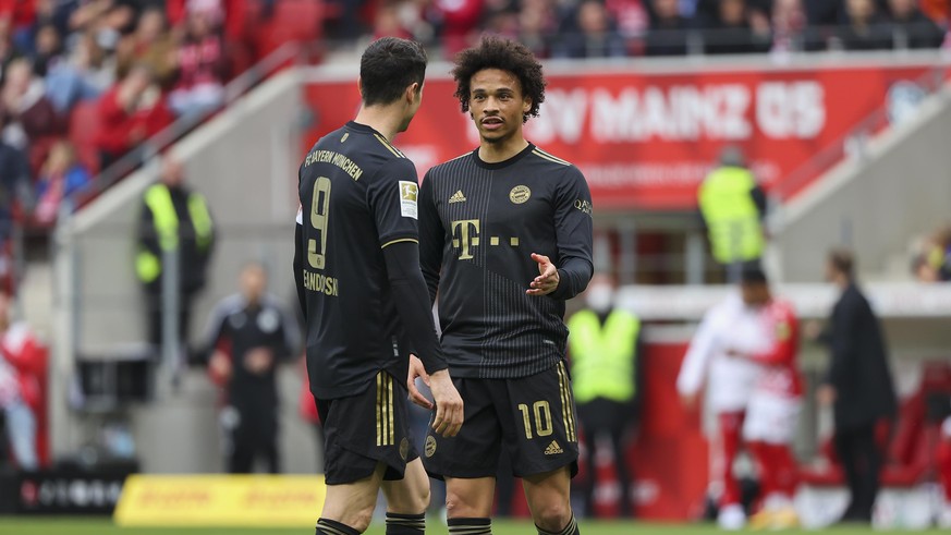 30.04.2022, Fussball Bundesliga, 1. FSV Mainz 05 - FC Bayern München, emonline, emspor, mzspor, v.l., Robert Lewandowski (FC Bayern München) im Gespräch mit Leroy Sane (FC Bayern München) DFL/DFB REGU ...