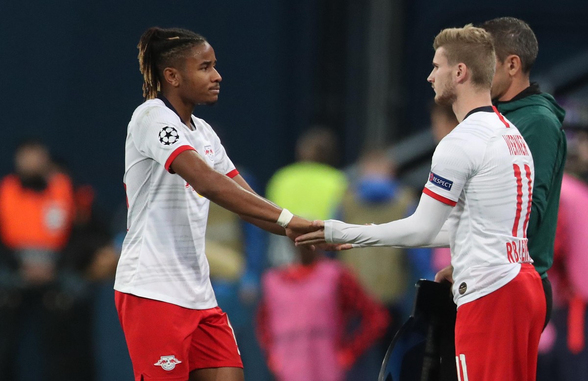 Fußball: Champions League, Gruppenphase, Gruppe G, 4. Spieltag, Zenit St. Petersburg - RB Leipzig im St. Petersburg-Stadion. Auswechslung: Leipzigs Timo Werner (r) kommt in der zweiten Halbzeit für Ch ...