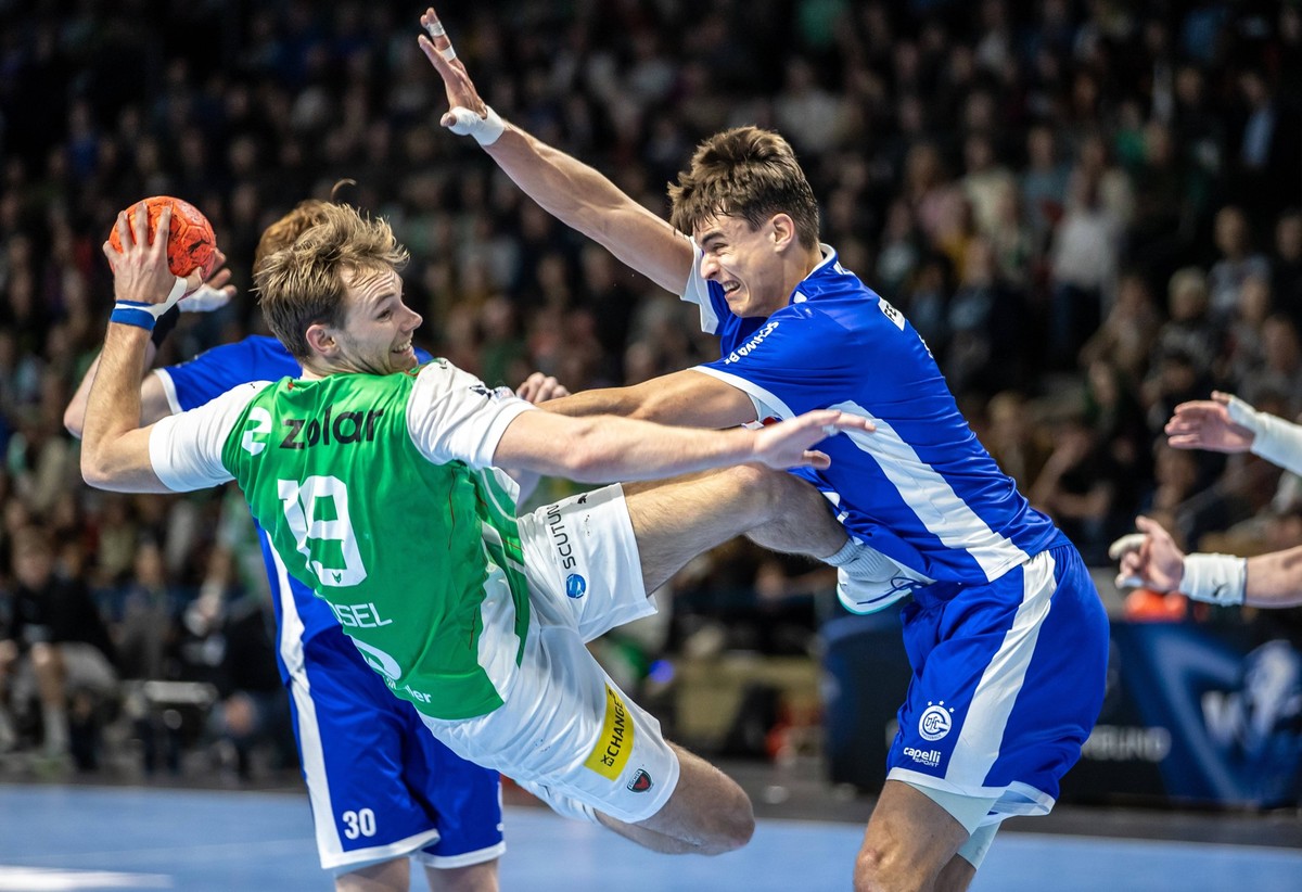Berlin, 04.02.2024, Handball: DHB-Pokal, Viertelfinale, Fuechse Berlin - VfL Gummersbach, Max-Schmeling-Halle. Berlins Mathias Gidsel l wirft den Ball auf das Tor gegen Julian Koester von VfL Gummersb ...