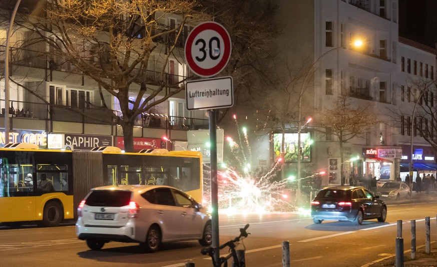 30.12.2022, Berlin: Böller fliegen unweit der Pallasstraße. Am Vorabend vor dem Jahreswechsel schossen Jugendliche zahlreiche Raketen in den Nachthimmel. An Silvester ist der Bereich rund um der Palla ...