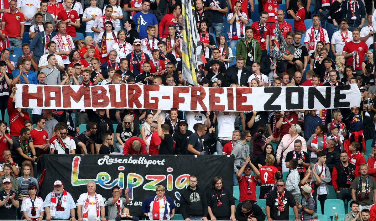 GER, 1. FBL, RasenBallsport Leipzig vs Hannover 96 15.09.2018 , Leipzig, Red Bull Arena, GER, 1.FBL, Saison 2018/ 2019, 03. Spieltag, RasenBallsport Leipzig vs Hannover 96 im Bild Leipziger Fans mit T ...