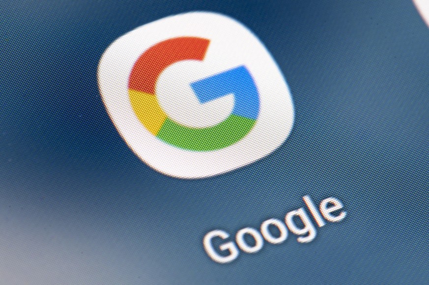 ARCHIV - 21.01.2022, Berlin: Auf dem Bildschirm eines Smartphones sieht man das Icon der App Google. Das Gericht der Europ