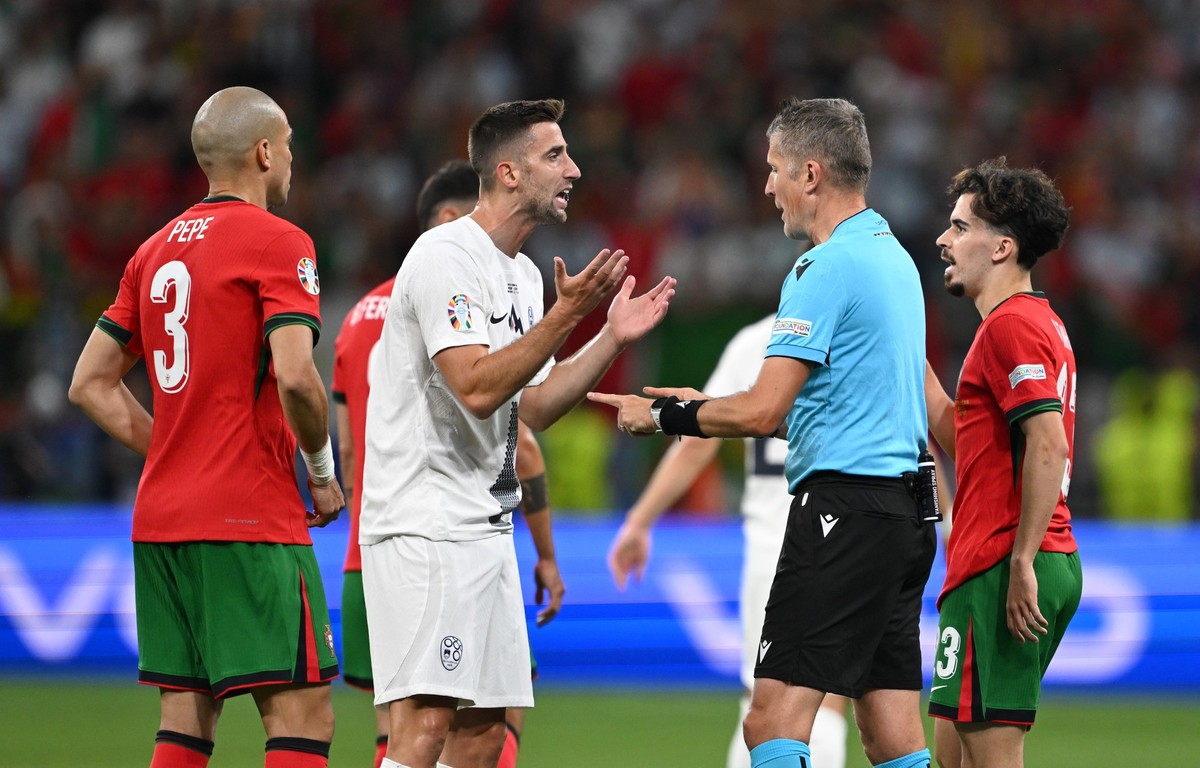 01.07.2024, Hessen, Frankfurt/M.: UEFA Euro 2024, EM, Portugal - Slowenien, Finalrunde, Achtelfinale, Frankfurt Arena, Sloweniens Andraz Sporar (M) diskutiert mit Schiedsrichter Daniele Orsato. Foto:  ...