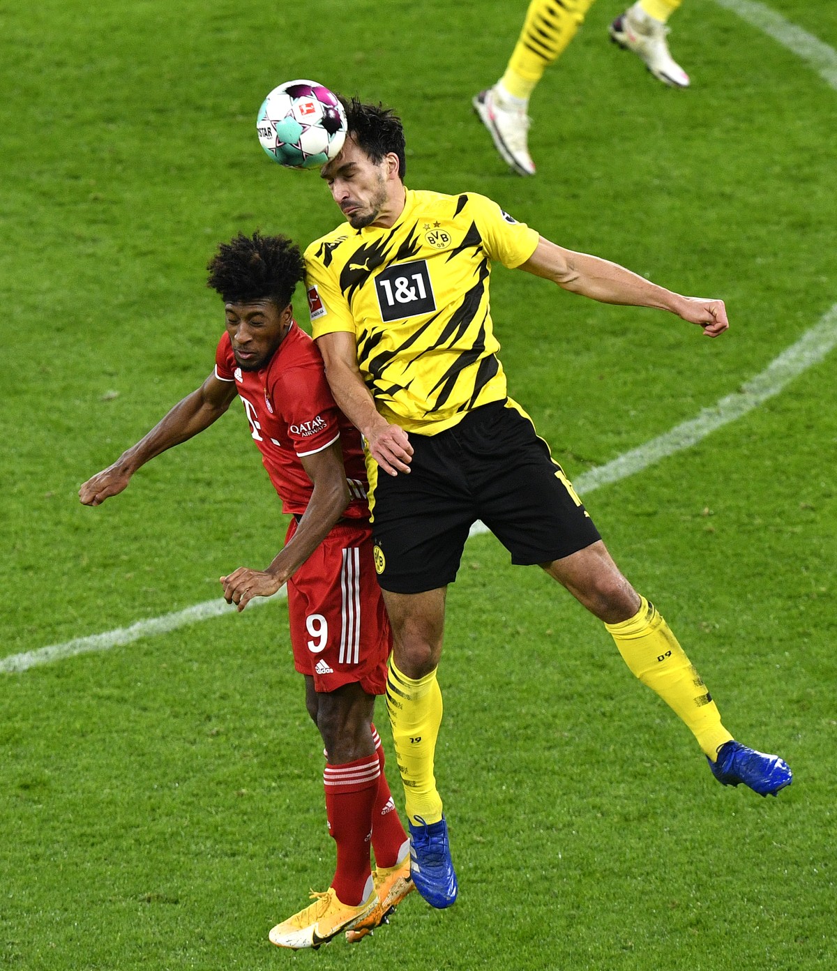 07.11.2020, Dortmund: Fu�ball: Bundesliga, Borussia Dortmund - Bayern M�nchen, 7. Spieltag im Signal Iduna Park. Bayerns Kingsley Coman (l) und Dortmunds Mats Hummels k�mpfen um den Ball. Foto: Martin ...