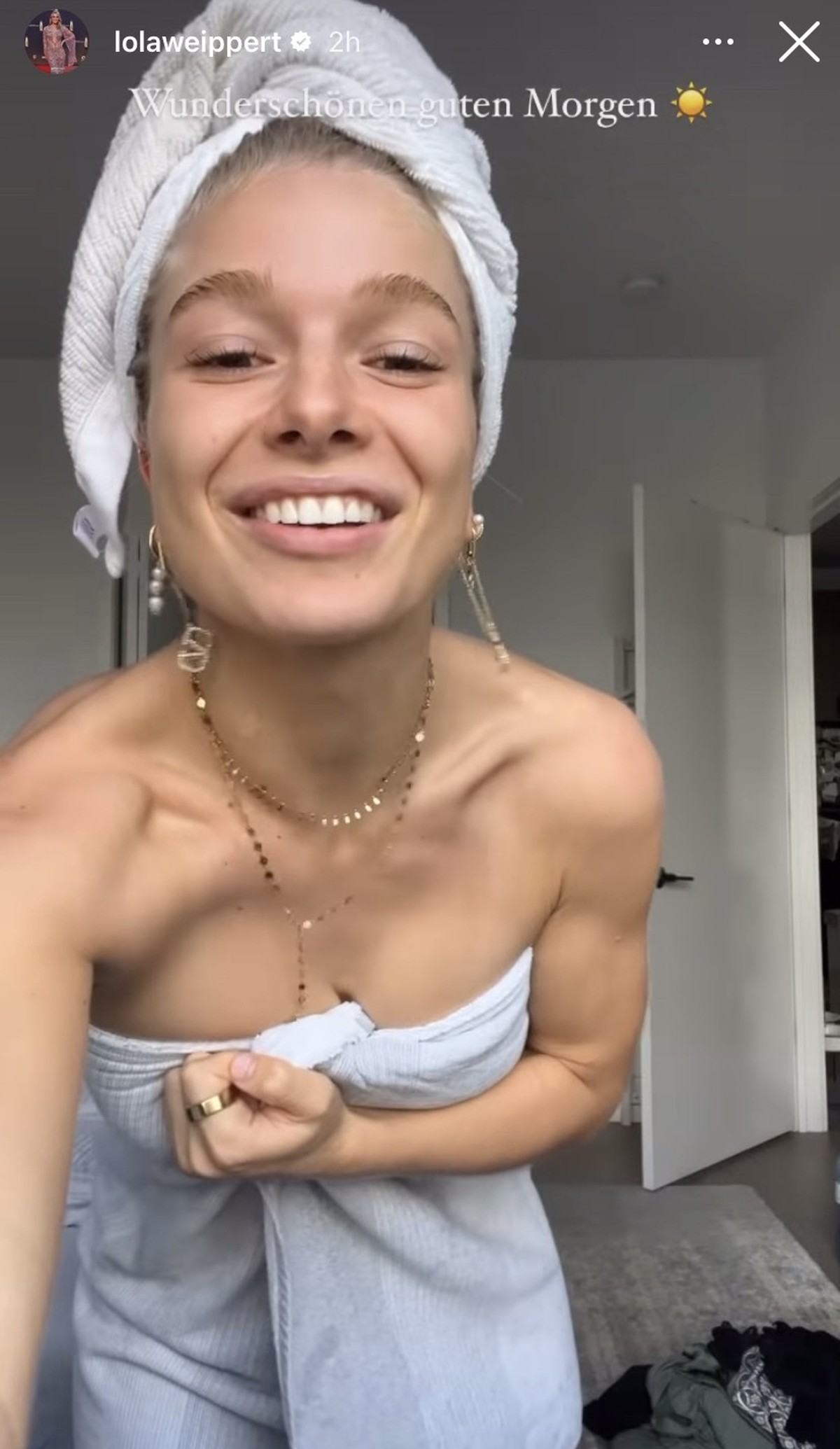 Dass sich Lola nur in einem Handtuch gekleidet zeigte, stieß auf Kritik.