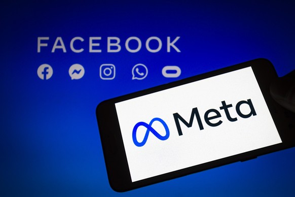 ARCHIV - 28.10.2021, Paraguay, Asunción: ILLUSTRATION - Das Logo von Meta, der Dachmarke des Facebook-Konzerns, wird auf einem Smartphone angezeigt, im Hintergrund sind die Logos von Facebook, Messeng ...