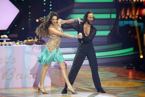 Unternehmerin Sally Özcan und Profitänzer Massimo Sinato stehen bei der RTL-Tanzshow Let s Dance 16. Staffel im MMC Coloneum auf dem Parkett. Köln, 24.02.2023 NRW Deutschland *** Entrepreneur Sally Öz ...