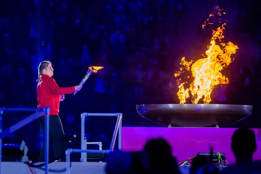 dpatopbilder - 17.06.2023, Berlin: Tennisspielerin Sophie Rensmann entzündet das Feuer bei der Eröffnungsfeier der Special Olympics World Games Berlin 2023 im Olympiastadion. Foto: Christoph Soeder/dp ...