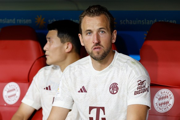 12.08.2023, Bayern, M�nchen: Fu�ball: DFL-Supercup, FC Bayern M�nchen - RB Leipzig, Allianz Arena. Bayerns Harry Kane (r) und Min-Jae Kim sitzen nach dem Spiel auf der Bank. M�nchen verliert 0:3. WICH ...