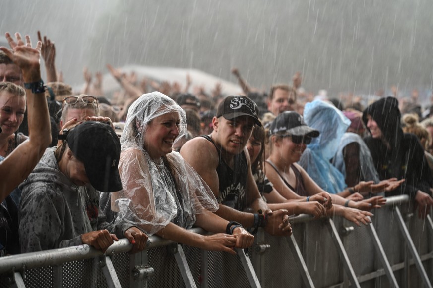 17.06.2023, Niedersachsen, Scheeßel: Starkregen überrascht das Publikum beim Hurricane Festival 2023. Bis zum 18.06.2023 sind insgesamt 80 Konzerte auf vier Bühnen geplant. Das Rockmusik-Festival «Hur ...