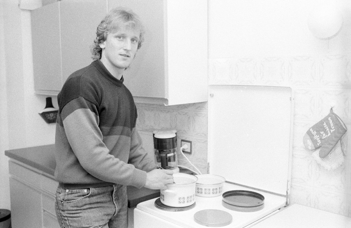 Bildnummer: 09229427 Datum: 14.05.1984 Copyright: imago/Ferdi Hartung
14.05.1984, Kaiserslautern - 1. Bundesliga 1983/1984 - 1. FC Kaiserslautern - Andreas Brehme beim Kochen; 709 Fussball 1. FC Kais ...