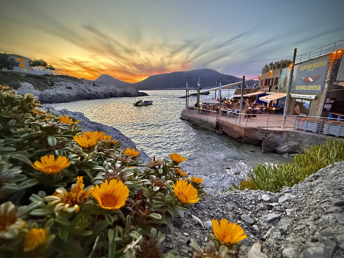 23.06.2025, Beliebtes Reiseziel der Deutschen, Mallorca. Hier in Cala Ratjada, Abendstimmung am Mero-Diving-Center Sa Cova Cala Lliteras, 23.06.2025, Urlaubsreisen Mallorca 23.06.2025, Urlaubsreisen M ...