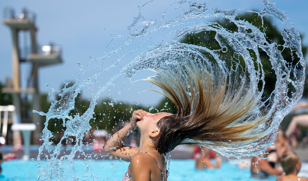 04.08.2022, Sachsen-Anhalt, Halle (Saale): Bei Temperaturen um 37 Grad verschafft sich Zoey Abk