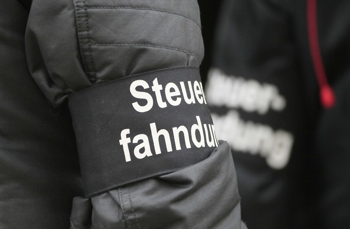 ARCHIV - 12.01.2017, Sachsen, Leipzig: Steuerfahnder nehmen an einer Razzia in einer Spielhalle teil. (zu dpa: