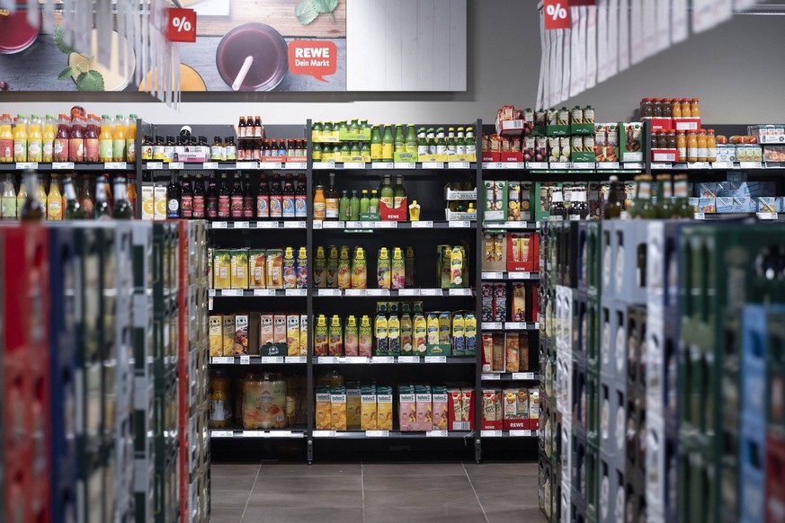 Getraenkeregale in einem REWE-Markt Berlin Deutschland *** Beverage shelves in a REWE store Berlin Germany Copyright: xLorenzxHuterx