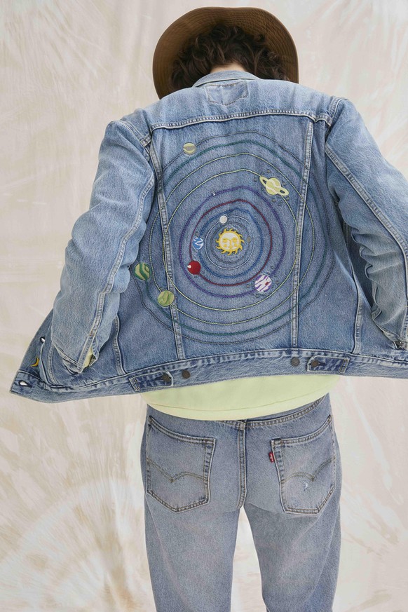 Zu den Pieces, die in jeden Kleiderschrank gehören, zählt definitiv die Jeansjacke - noch dazu mit diesen kreativen Details wie bei Levi's®.