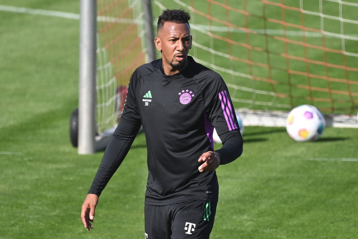 Training Jerome BOATENG beim FC Bayern Muenchen am 10.10.2023 mit den Spielern der Bayern Amateure, Gestik,gibt Anweisungen, Aktion,Einzelbild,angeschnittenes Einzelmotiv,Halbfigur,halbe Figur. *** Tr ...